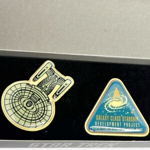 Star Trek TNG Fanhome Enterprise-D & Starfleet Enamel Badge Pin Set, [NEW]